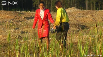 Mud Covered Hunny's Getting Wet And Messy Screencap 1 on www.sinx.com