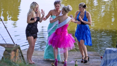Latest deal - Beauty queens catfight in a lake - Cam 1