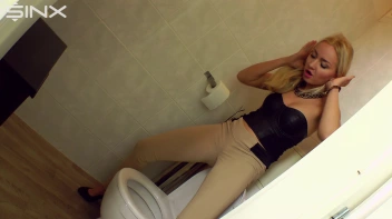 Pretty Blonde Pisser Screencap 20 on www.sinx.com