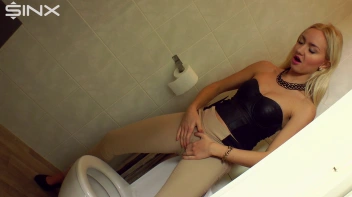 Pretty Blonde Pisser Screencap 21 on www.sinx.com