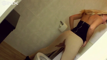 Pretty Blonde Pisser Screencap 25 on www.sinx.com
