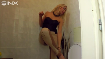 Pretty Blonde Pisser Screencap 38 on www.sinx.com