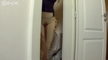 Pretty Blonde Pisser Screencap 46 on www.sinx.com