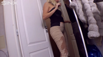 Pretty Blonde Pisser Screencap 48 on www.sinx.com