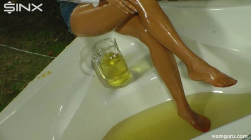 Heeled Babe Oils Up In Bathtub Screencap 23 on www.sinx.com