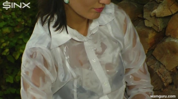 Heeled Babe Oils Up In Bathtub Screencap 24 on www.sinx.com