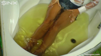 Heeled Babe Oils Up In Bathtub Screencap 46 on www.sinx.com