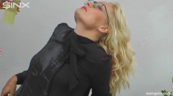 Sexy Heeled Babes Cover Each Other In Oil Screencap 23 on www.sinx.com