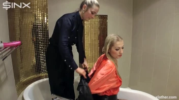 Blondes shampoo each other in a tub Screencap 9 on www.sinx.com