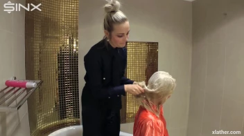 Blondes shampoo each other in a tub Screencap 11 on www.sinx.com