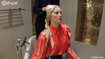 Blondes shampoo each other in a tub Screencap 14 on www.sinx.com