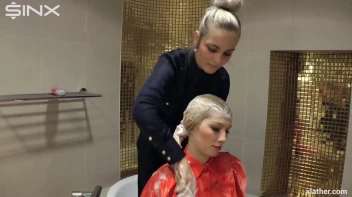 Blondes shampoo each other in a tub Screencap 15 on www.sinx.com