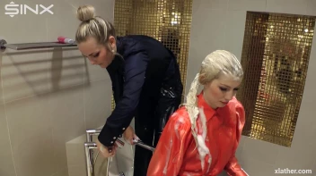 Blondes shampoo each other in a tub Screencap 16 on www.sinx.com