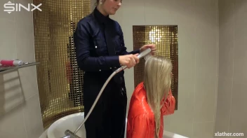 Blondes shampoo each other in a tub Screencap 21 on www.sinx.com