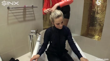 Blondes shampoo each other in a tub Screencap 24 on www.sinx.com