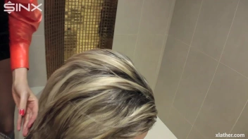 Blondes shampoo each other in a tub Screencap 27 on www.sinx.com