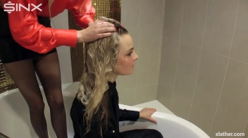 Blondes shampoo each other in a tub Screencap 30 on www.sinx.com