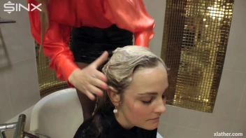 Blondes shampoo each other in a tub Screencap 31 on www.sinx.com