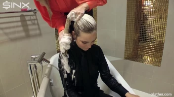 Blondes shampoo each other in a tub Screencap 38 on www.sinx.com