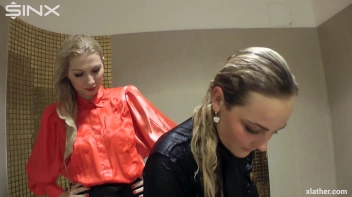 Blondes shampoo each other in a tub Screencap 51 on www.sinx.com