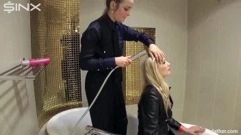 Blondes shampoo each other in a tub Screencap 6 on www.sinx.com