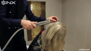 Blondes shampoo each other in a tub Screencap 7 on www.sinx.com