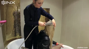 Blondes shampoo each other in a tub Screencap 8 on www.sinx.com