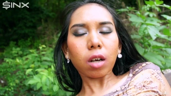 Sexy Pisser Caught Peeing In The Park Screencap 22 on www.sinx.com