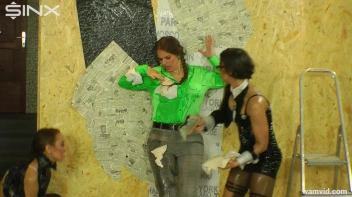 Hot chick gets covered in sticky glue Screencap 4 on www.sinx.com