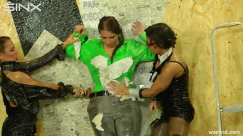 Hot chick gets covered in sticky glue Screencap 6 on www.sinx.com