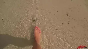 Wet And Messy Freak At The Beach Screencap 3 on www.sinx.com