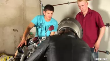 Biker Chick Cranks Up The Bi Action Screencap 2 on www.sinx.com