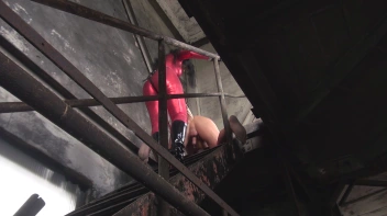 Mit dem XL Strapon auf der Treppe gefickt Screencap 39 on www.sinx.com