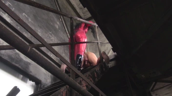 Mit dem XL Strapon auf der Treppe gefickt Screencap 41 on www.sinx.com