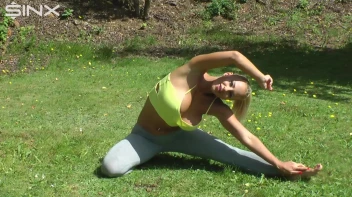 Pissing Princess In The Park Screencap 15 on www.sinx.com