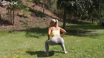 Pissing Princess In The Park Screencap 42 on www.sinx.com