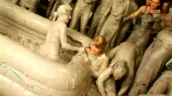 Underground Eurobabe Mud Club Screencap 24 on www.sinx.com