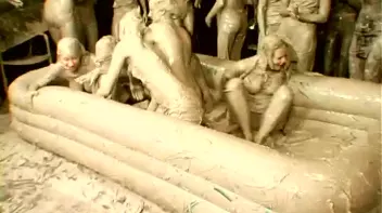 Underground Eurobabe Mud Club Screencap 47 on www.sinx.com