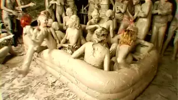 Underground Eurobabe Mud Club Screencap 52 on www.sinx.com