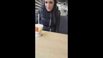 Ins Fastfood Reastaurant gepisst Screencap 26 on www.sinx.com