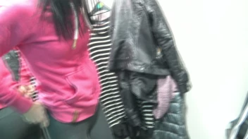 Die Piss Queen ist zurück Screencap 2 on www.sinx.com