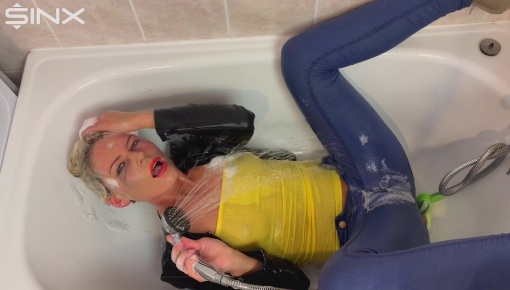 Latest deal - Seductive Blonde Lathers Up In The Bath