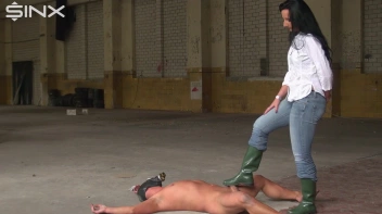 Schmutziges Trampeln mit Gummistiefeln Screencap 13 on www.sinx.com