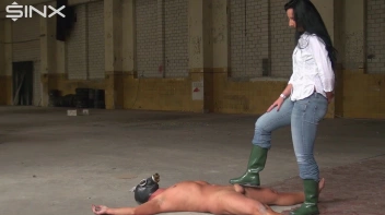 Schmutziges Trampeln mit Gummistiefeln Screencap 14 on www.sinx.com