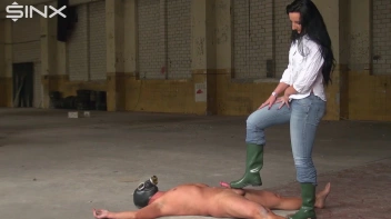 Schmutziges Trampeln mit Gummistiefeln Screencap 20 on www.sinx.com