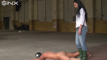 Schmutziges Trampeln mit Gummistiefeln Screencap 34 on www.sinx.com