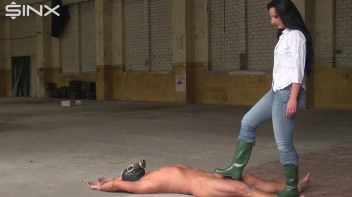 Schmutziges Trampeln mit Gummistiefeln Screencap 1 on www.sinx.com