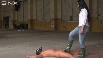 Schmutziges Trampeln mit Gummistiefeln Screencap 12 on www.sinx.com