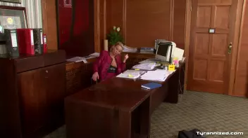 Sexy Secretary Screencap 123 on www.sinx.com