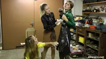 Wet And Messy Workshop Screencap 18 on www.sinx.com